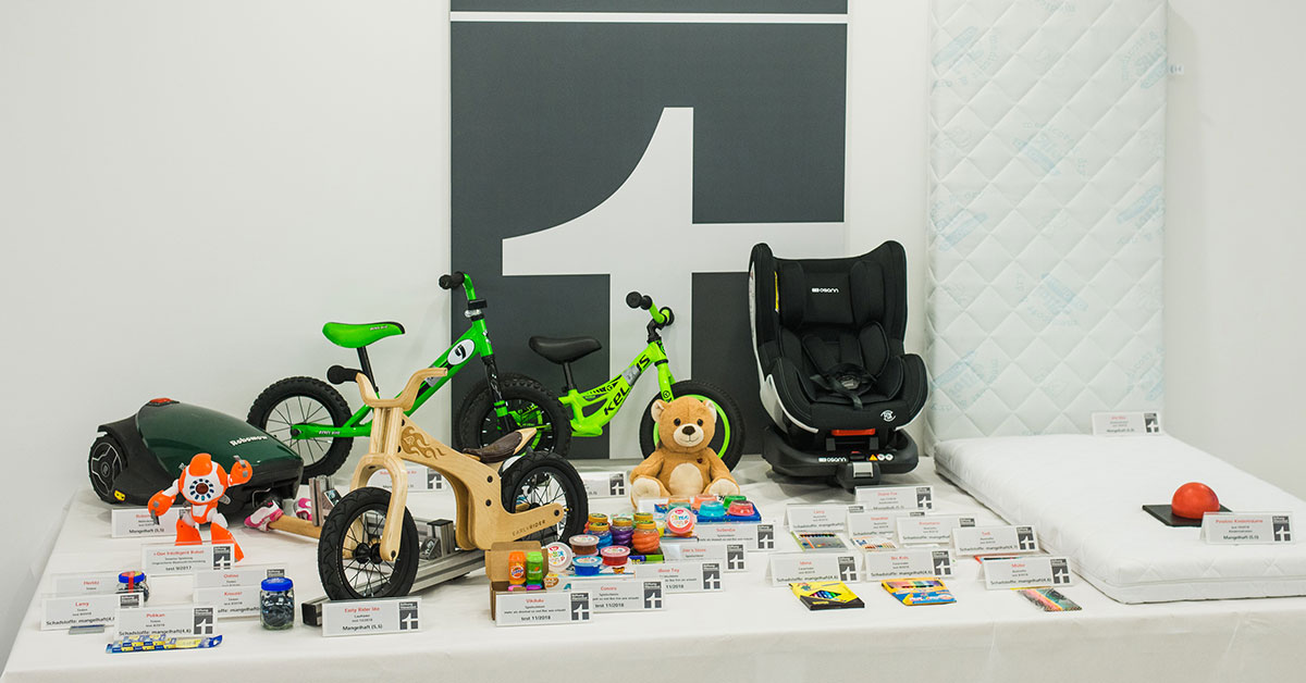 Kinderprodukte und Testbewertungen auf einem Tisch